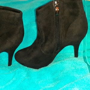 Size 7 Bella Marie heeled boots